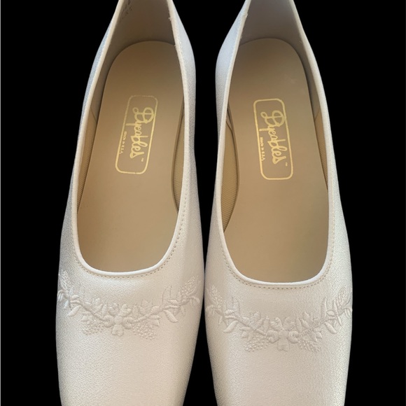 New in Box Dyeables white Square toe size 7 B 1.5 square heel Wedding Bridal - Picture 2 of 3